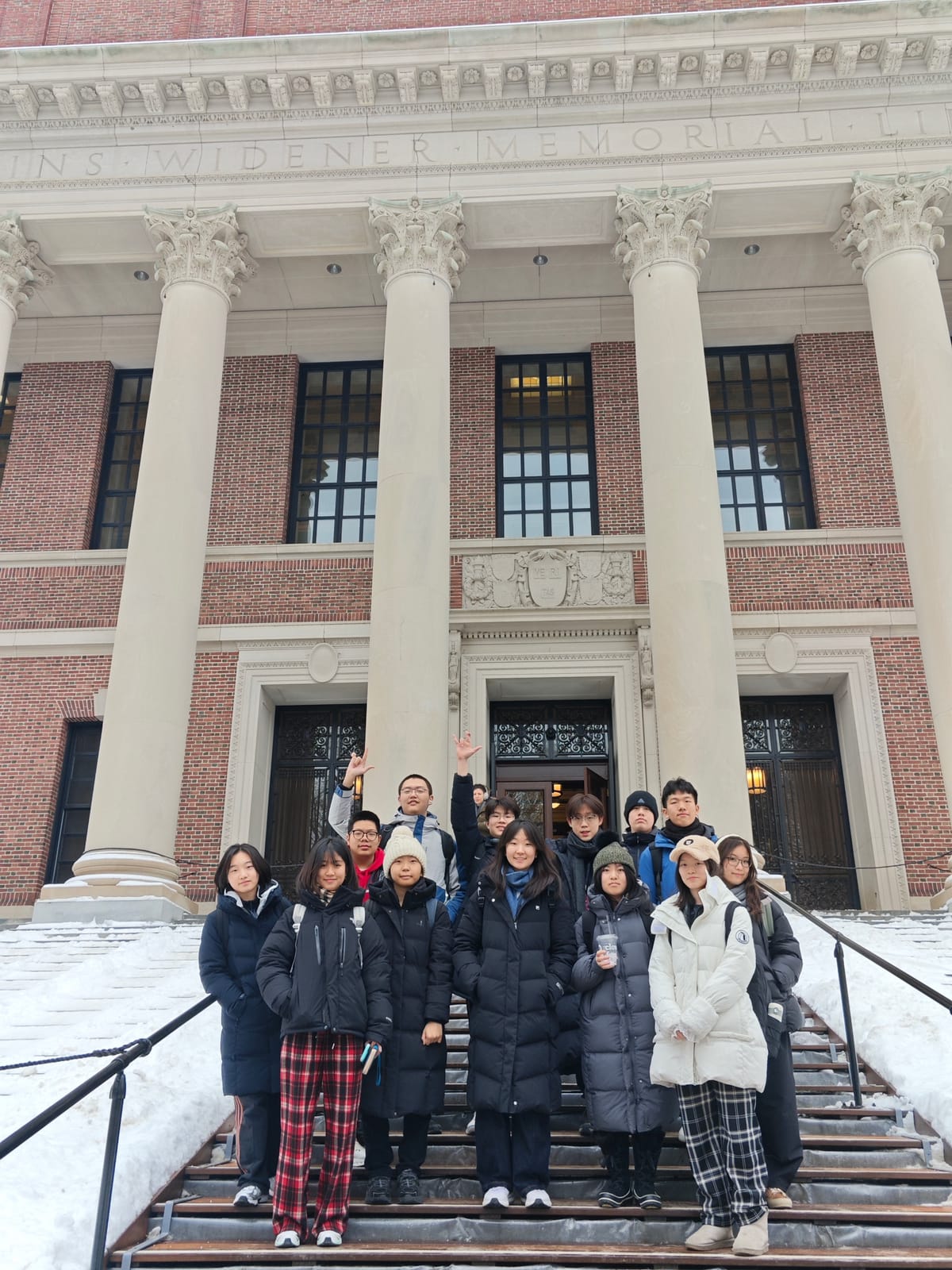 Dean's List 冬校（哈佛大学） — 哈佛大学怀德纳图书馆前